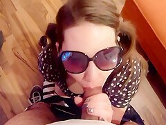 Pigtail-teen Raucht Und Trinkt Pisse